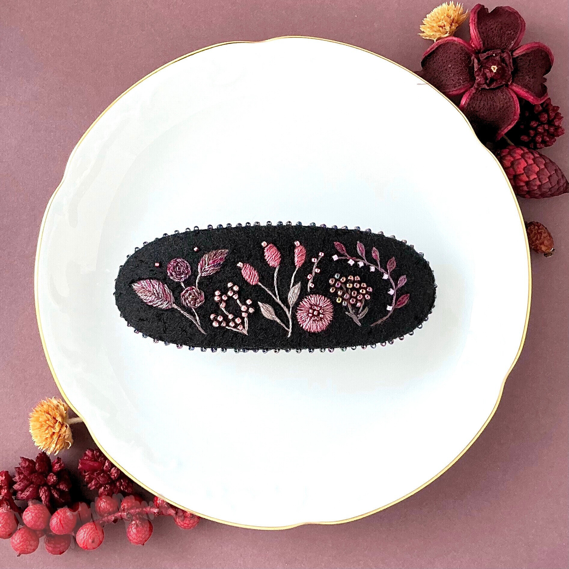 秋の彩り＊シックなカラーの花々＊刺繍バレッタ No.401
