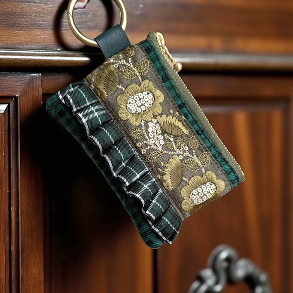 クリスマスカラー/インド刺繍×フリル/カラビナ付きフラットポーチ/マルチケース（3色から選べます） 7枚目の画像