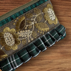 クリスマスカラー/インド刺繍×フリル/カラビナ付きフラットポーチ/マルチケース（3色から選べます） 8枚目の画像