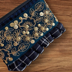 クリスマスカラー/インド刺繍×フリル/カラビナ付きフラットポーチ/マルチケース（3色から選べます） 6枚目の画像