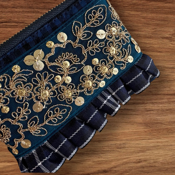 クリスマスカラー/インド刺繍×フリル/カラビナ付きフラットポーチ/マルチケース（3色から選べます） 6枚目の画像
