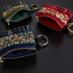 クリスマスカラー/インド刺繍×フリル/カラビナ付きフラットポーチ/マルチケース（3色から選べます） 13枚目の画像