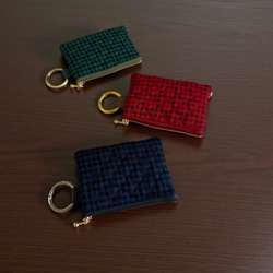 クリスマスカラー/インド刺繍×フリル/カラビナ付きフラットポーチ/マルチケース（3色から選べます） 12枚目の画像