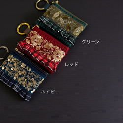 クリスマスカラー/インド刺繍×フリル/カラビナ付きフラットポーチ/マルチケース（3色から選べます） 3枚目の画像