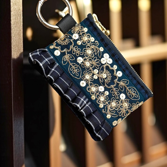 クリスマスカラー/インド刺繍×フリル/カラビナ付きフラットポーチ/マルチケース（3色から選べます） 5枚目の画像