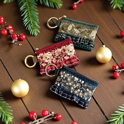クリスマスカラー/インド刺繍×フリル/カラビナ付きフラットポーチ/マルチケース（3色から選べます） 4枚目の画像