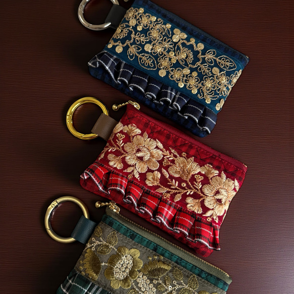 クリスマスカラー/インド刺繍×フリル/カラビナ付きフラットポーチ/マルチケース（3色から選べます） 11枚目の画像