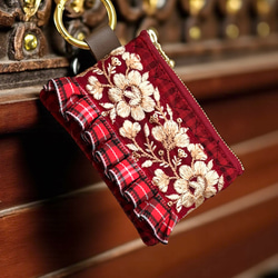 クリスマスカラー/インド刺繍×フリル/カラビナ付きフラットポーチ/マルチケース（3色から選べます） 9枚目の画像