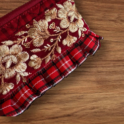 クリスマスカラー/インド刺繍×フリル/カラビナ付きフラットポーチ/マルチケース（3色から選べます） 10枚目の画像