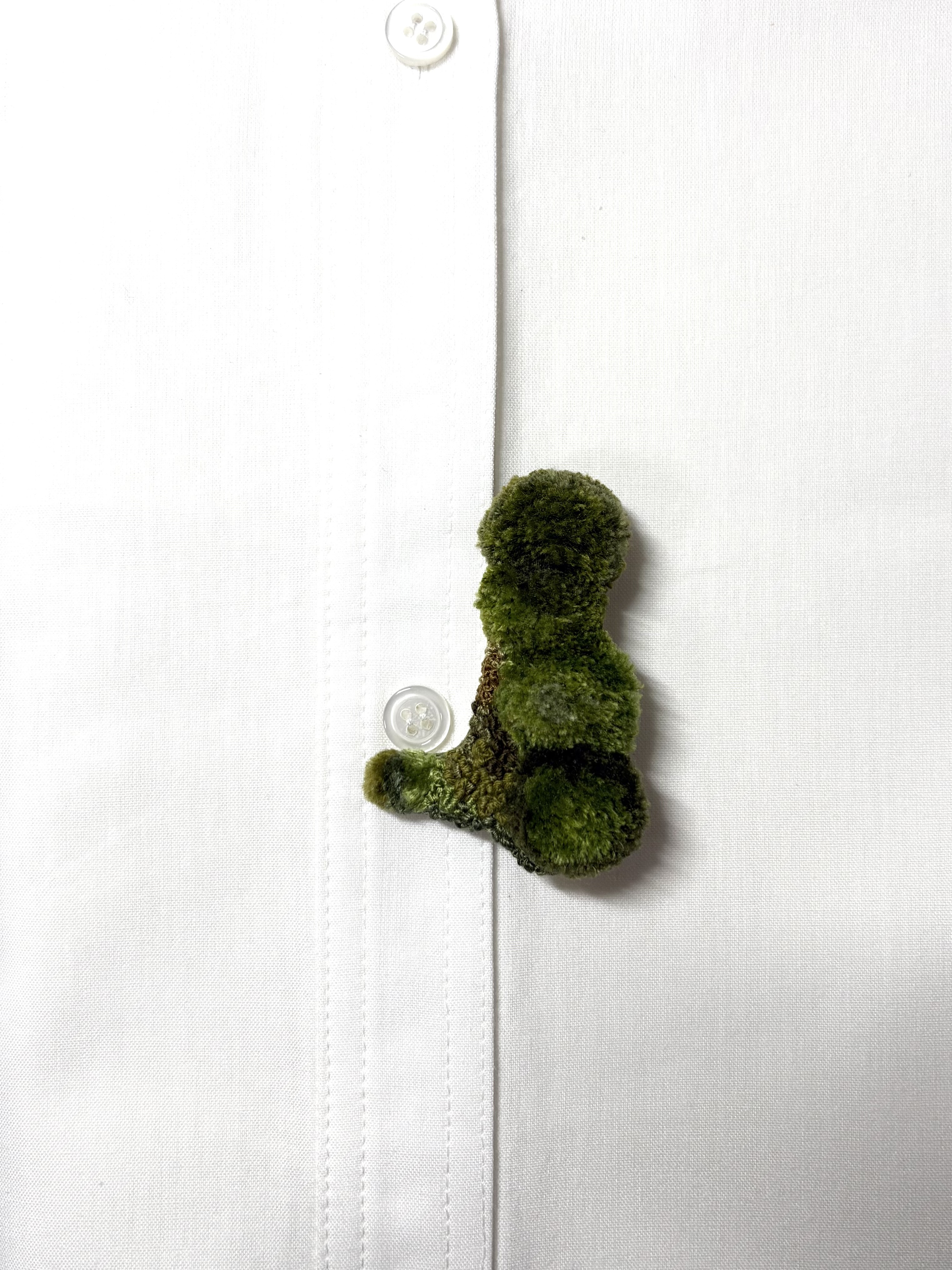 苔刺繍のブローチ