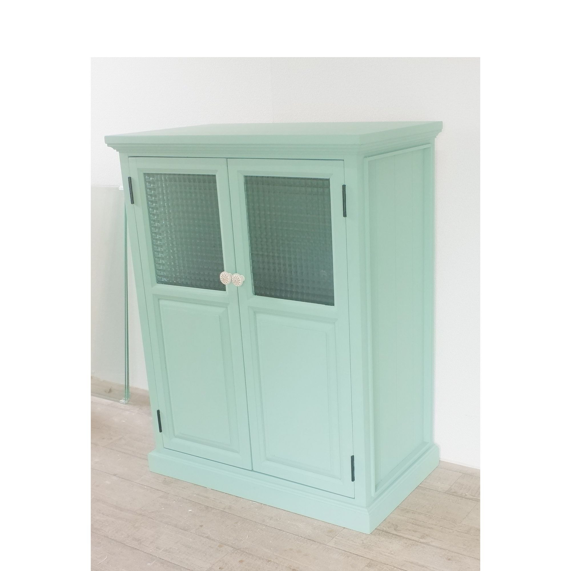 【２週間程度で発送可】チェッカーガラスのキャビネット　オリーブグリーン塗装　★取っ手が選べる★