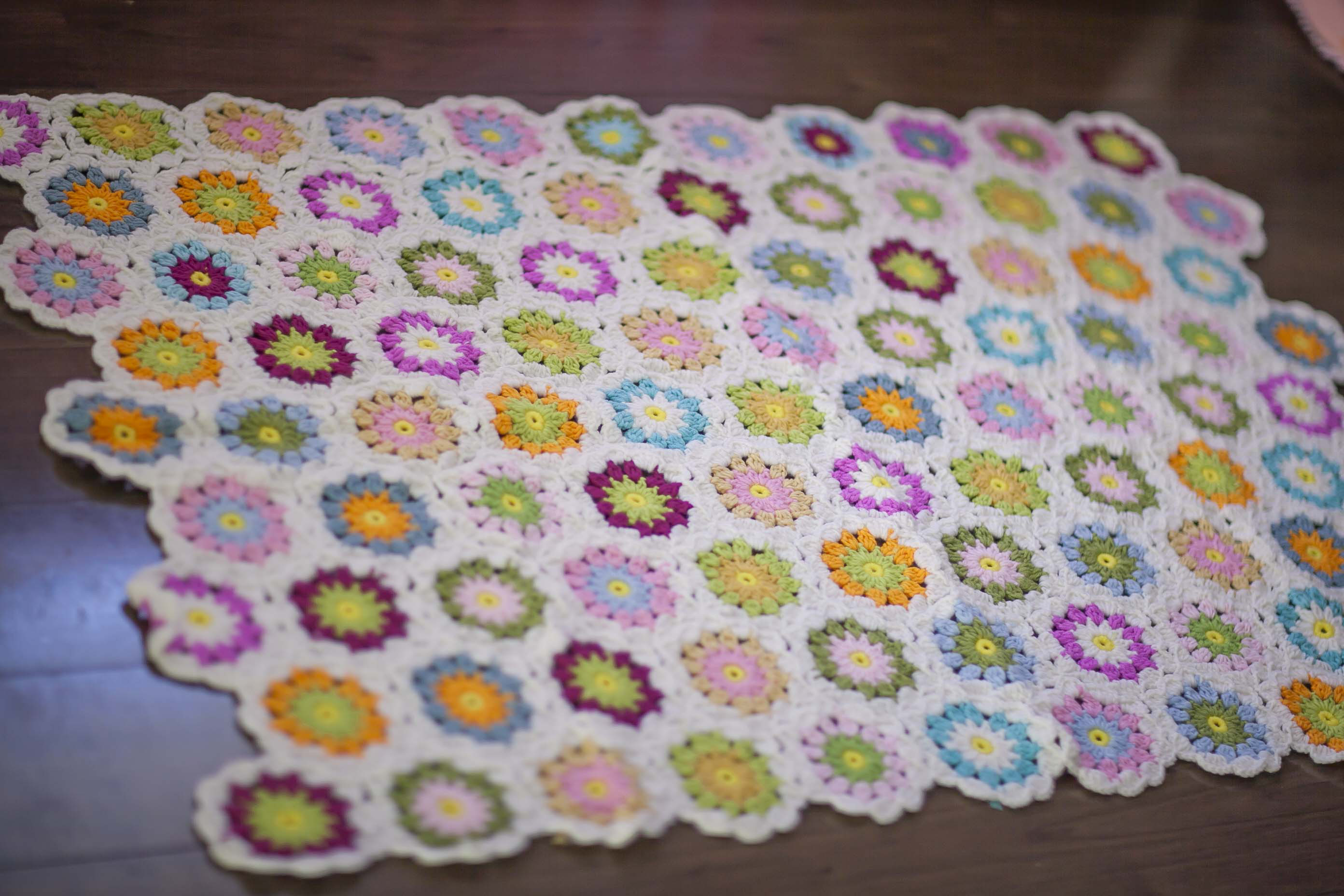 Creema限定】かぎ針編み お花モチーフ編み 膝掛け❁フルーツポンチ②