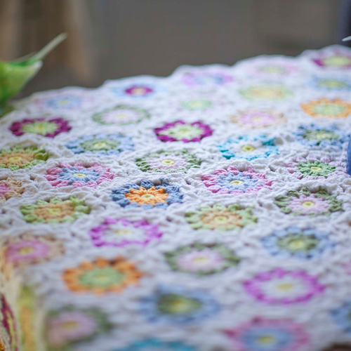 Creema限定】かぎ針編み お花モチーフ編み 膝掛け❁フルーツポンチ②