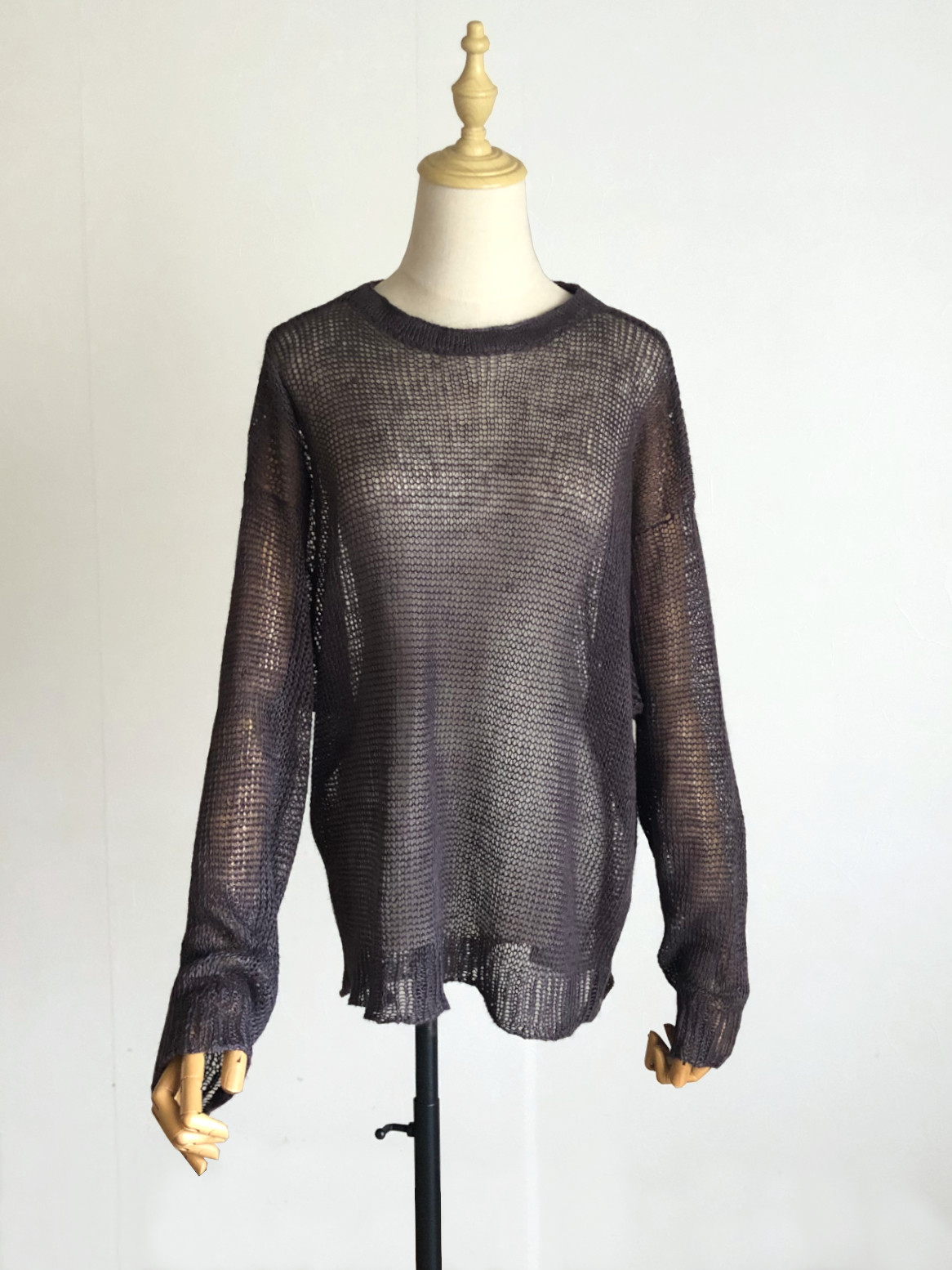 チャコールグレーのリネンシアーニット　麻100％