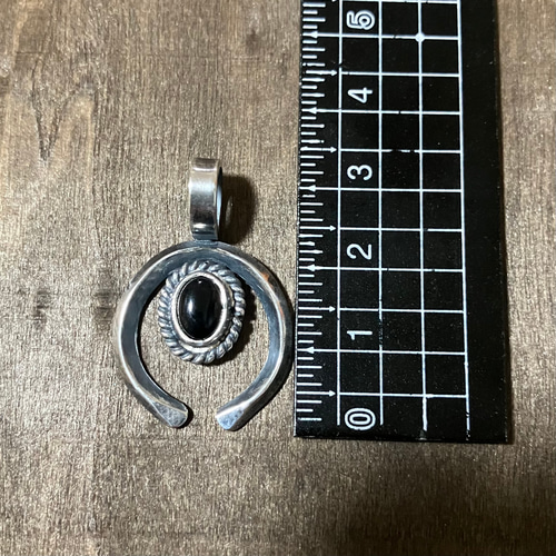 ブラックオニキス インディアンジュエリー　重厚 ペンダントトップ 刻印あり INDIAN JEWELRY NAVAJO族 Herma Lee作 オニキス×シルバー ペンダント
