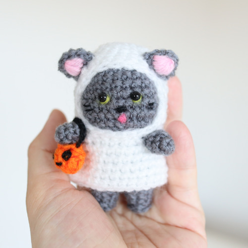 おばけハロウィンのネコちゃん チャーム あみぐるみ グレー猫