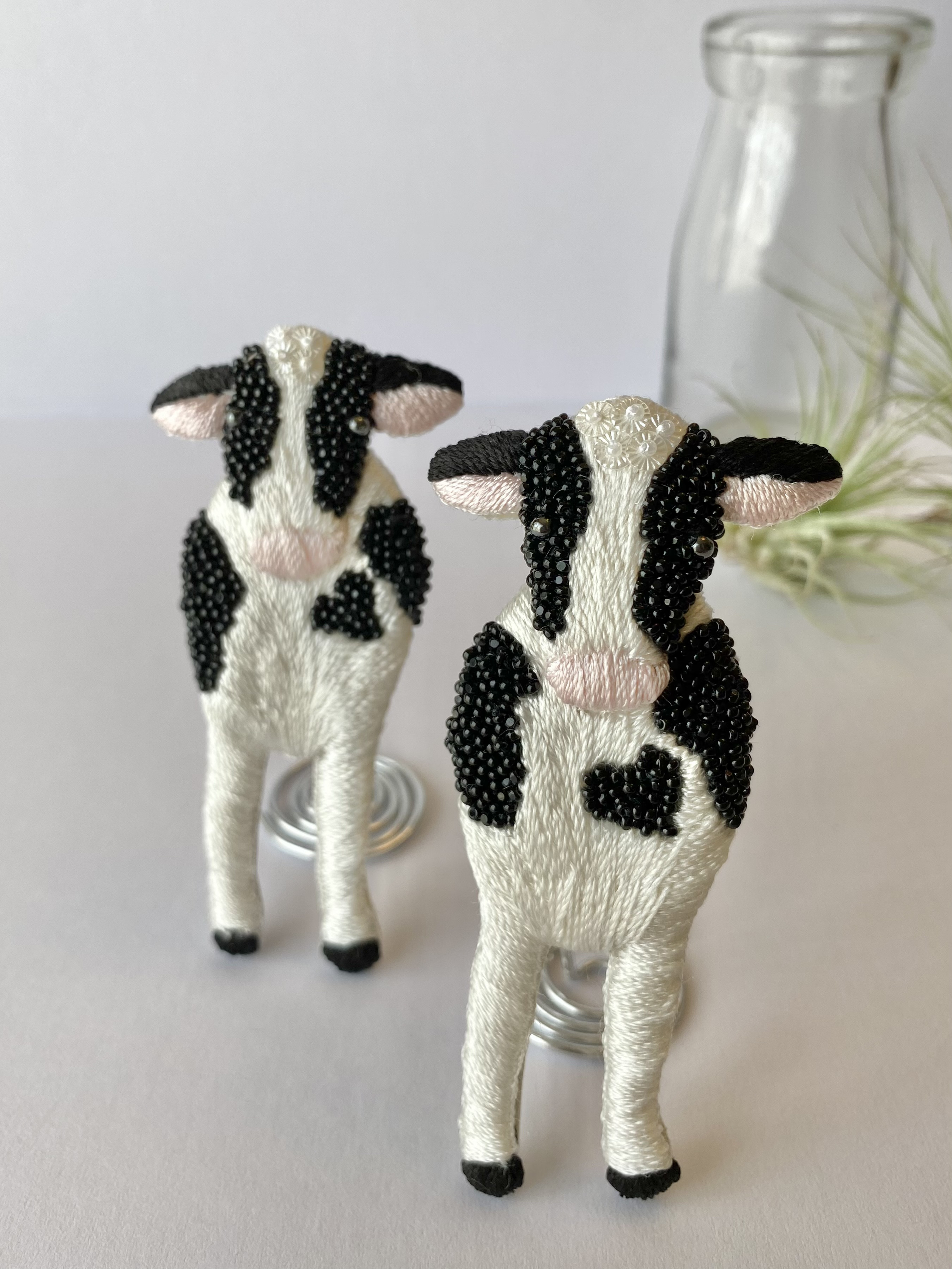 存在感を楽しむ牛ブローチ＊大人の遊び心を纏うアクセント　絹糸とビーズ刺繍で描くアートなブローチ/動物モチーフ/アニマル