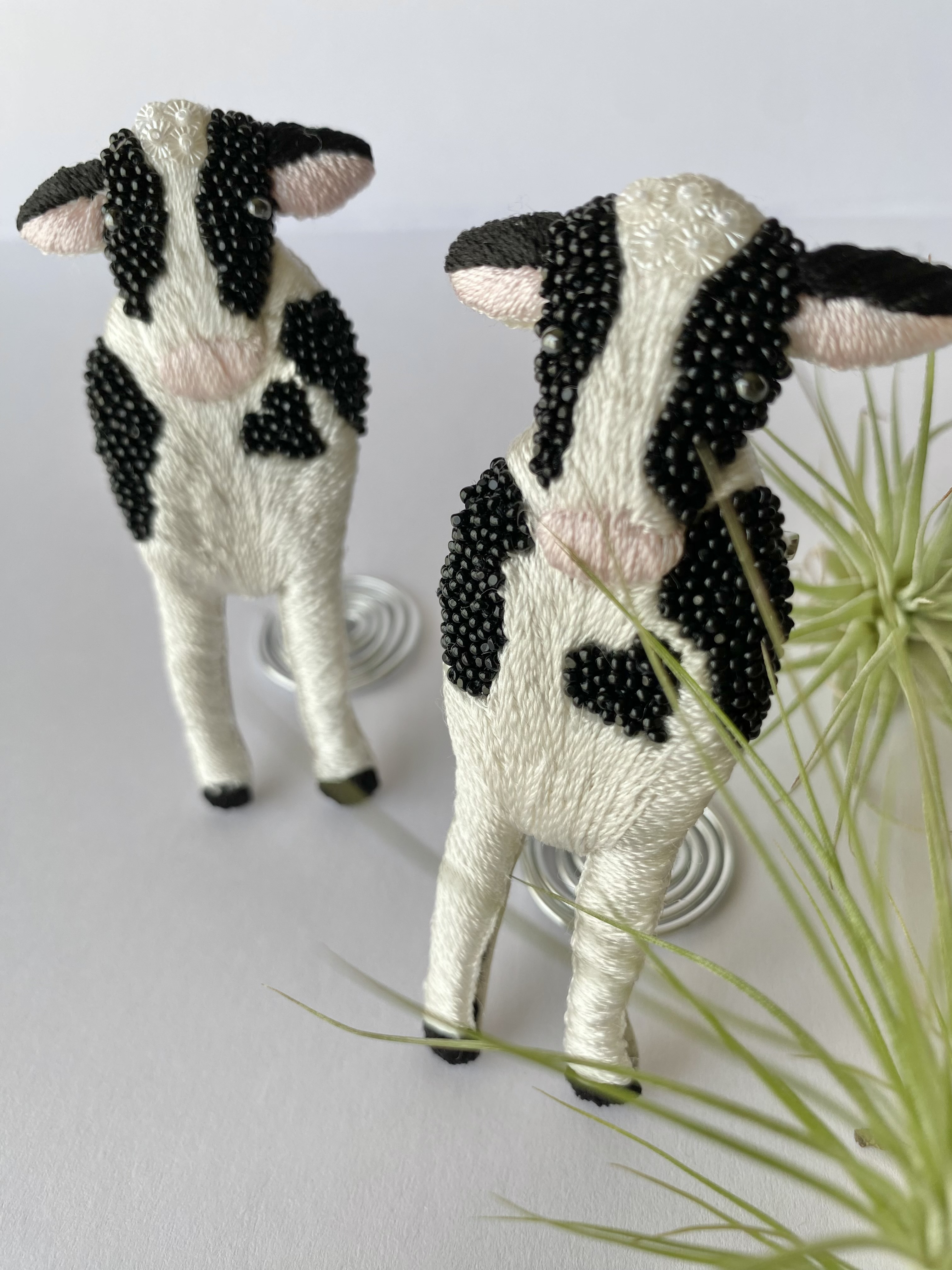 存在感を楽しむ牛ブローチ＊大人の遊び心を纏うアクセント　絹糸とビーズ刺繍で描くアートなブローチ/動物モチーフ/アニマル