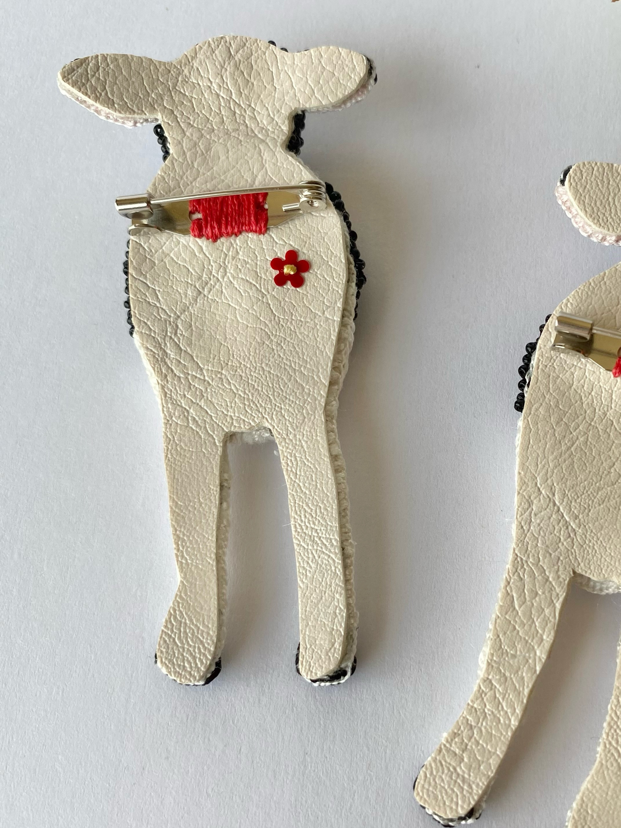 存在感を楽しむ牛ブローチ＊大人の遊び心を纏うアクセント　絹糸とビーズ刺繍で描くアートなブローチ/動物モチーフ/アニマル