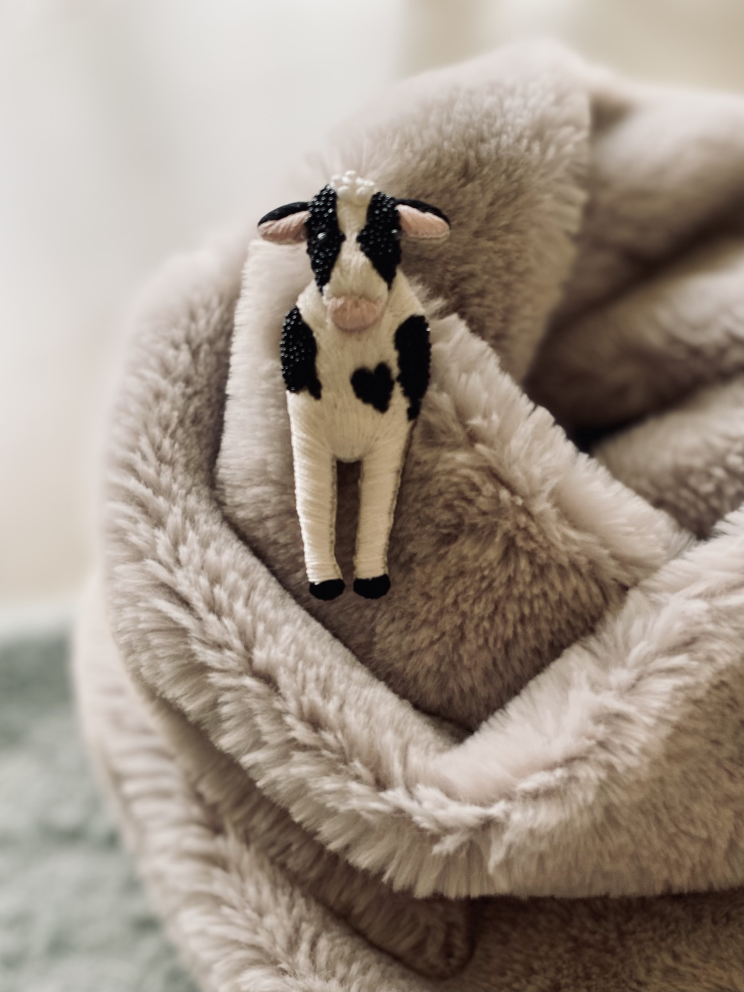 存在感を楽しむ牛ブローチ＊大人の遊び心を纏うアクセント　絹糸とビーズ刺繍で描くアートなブローチ/動物モチーフ/アニマル