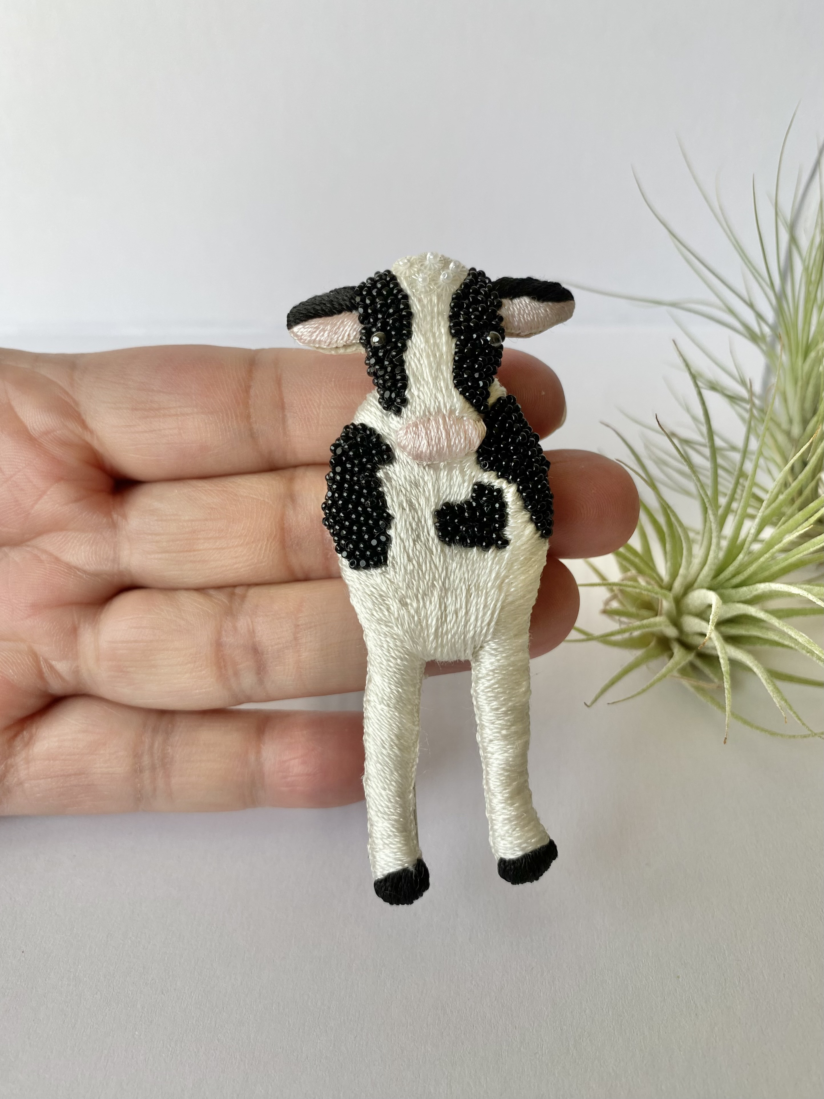 存在感を楽しむ牛ブローチ＊大人の遊び心を纏うアクセント　絹糸とビーズ刺繍で描くアートなブローチ/動物モチーフ/アニマル