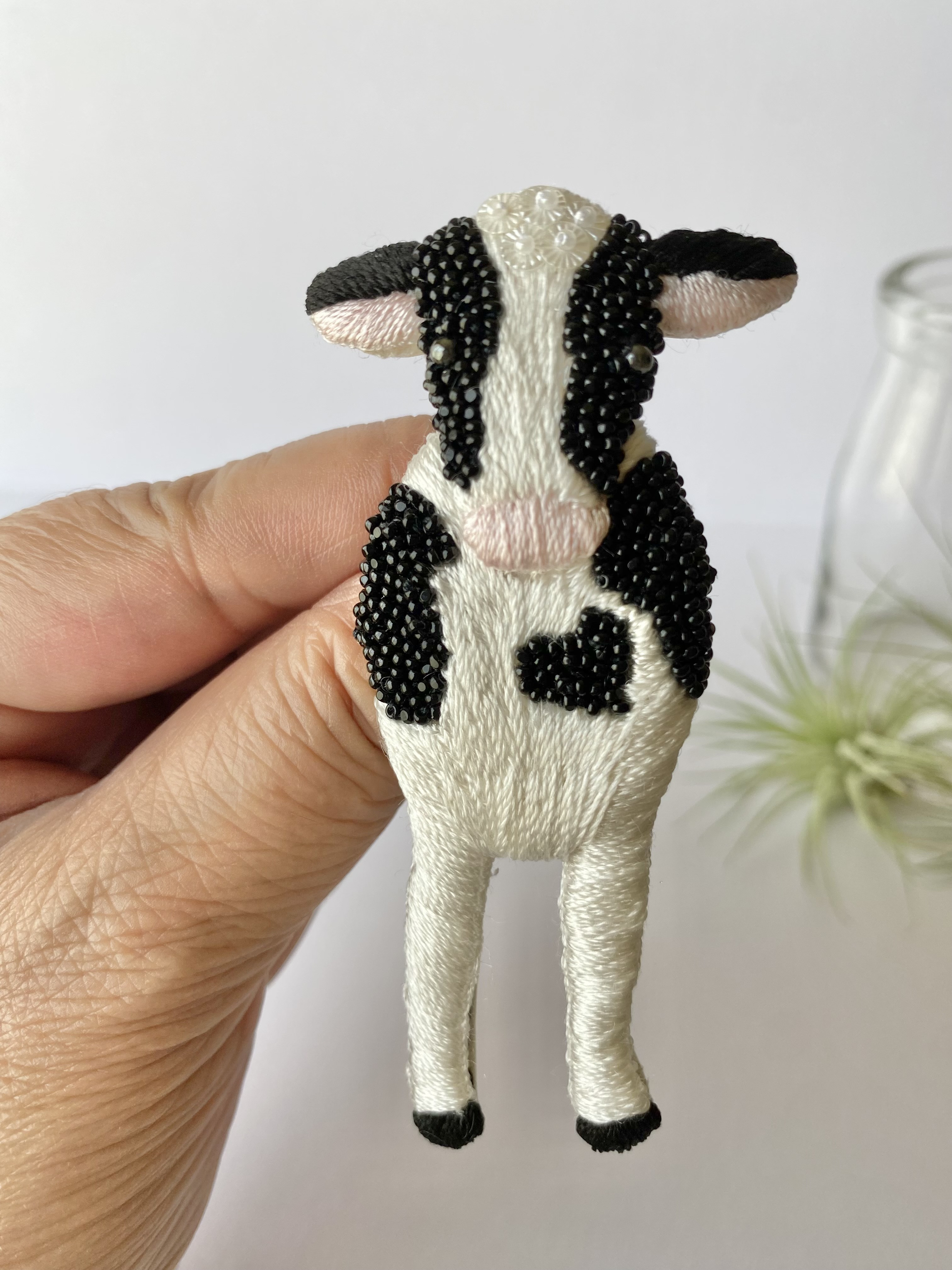存在感を楽しむ牛ブローチ＊大人の遊び心を纏うアクセント　絹糸とビーズ刺繍で描くアートなブローチ/動物モチーフ/アニマル
