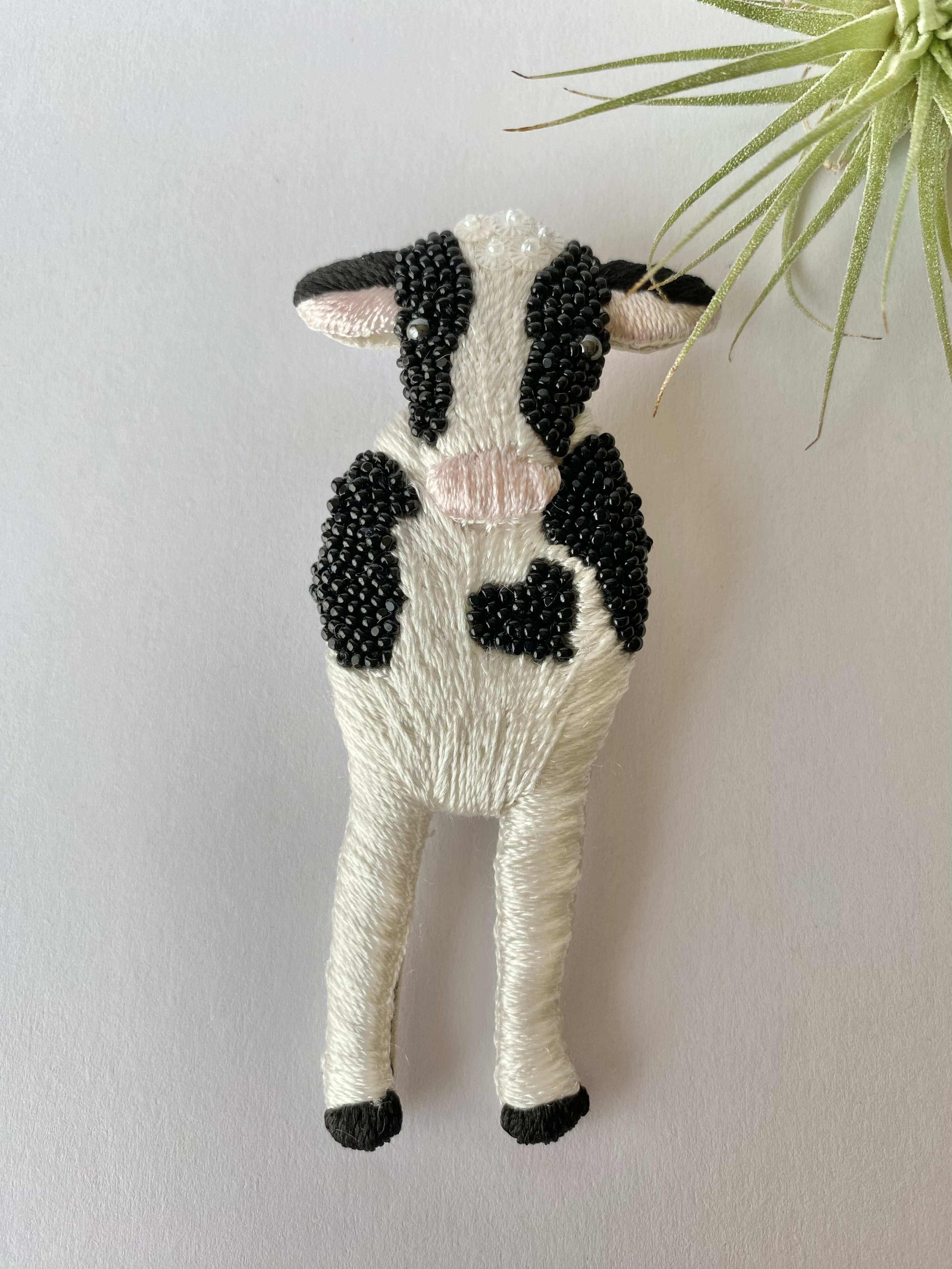 存在感を楽しむ牛ブローチ＊大人の遊び心を纏うアクセント　絹糸とビーズ刺繍で描くアートなブローチ/動物モチーフ/アニマル