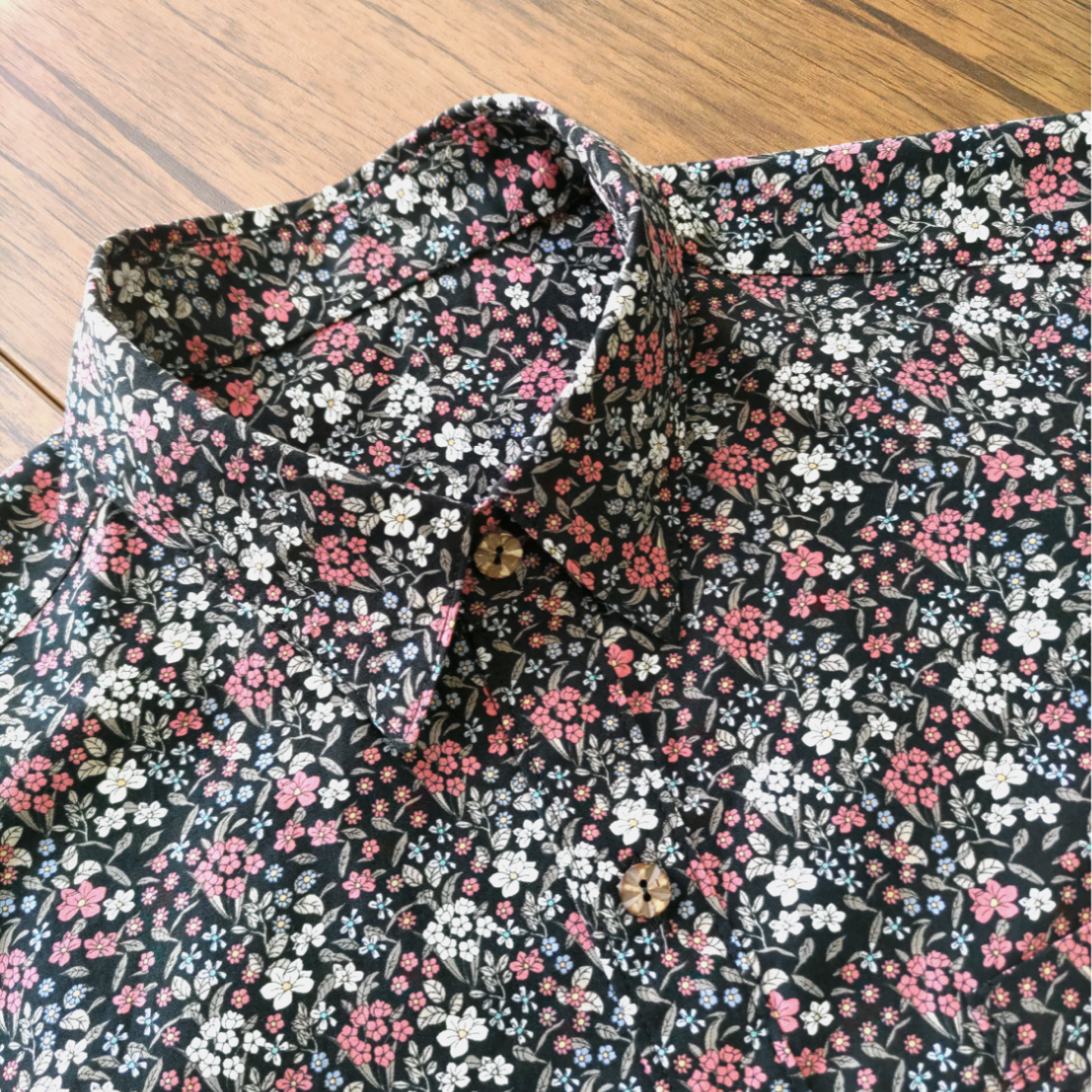 フロレットシャツ （クロベース　アカ × シロ）　Мサイズ