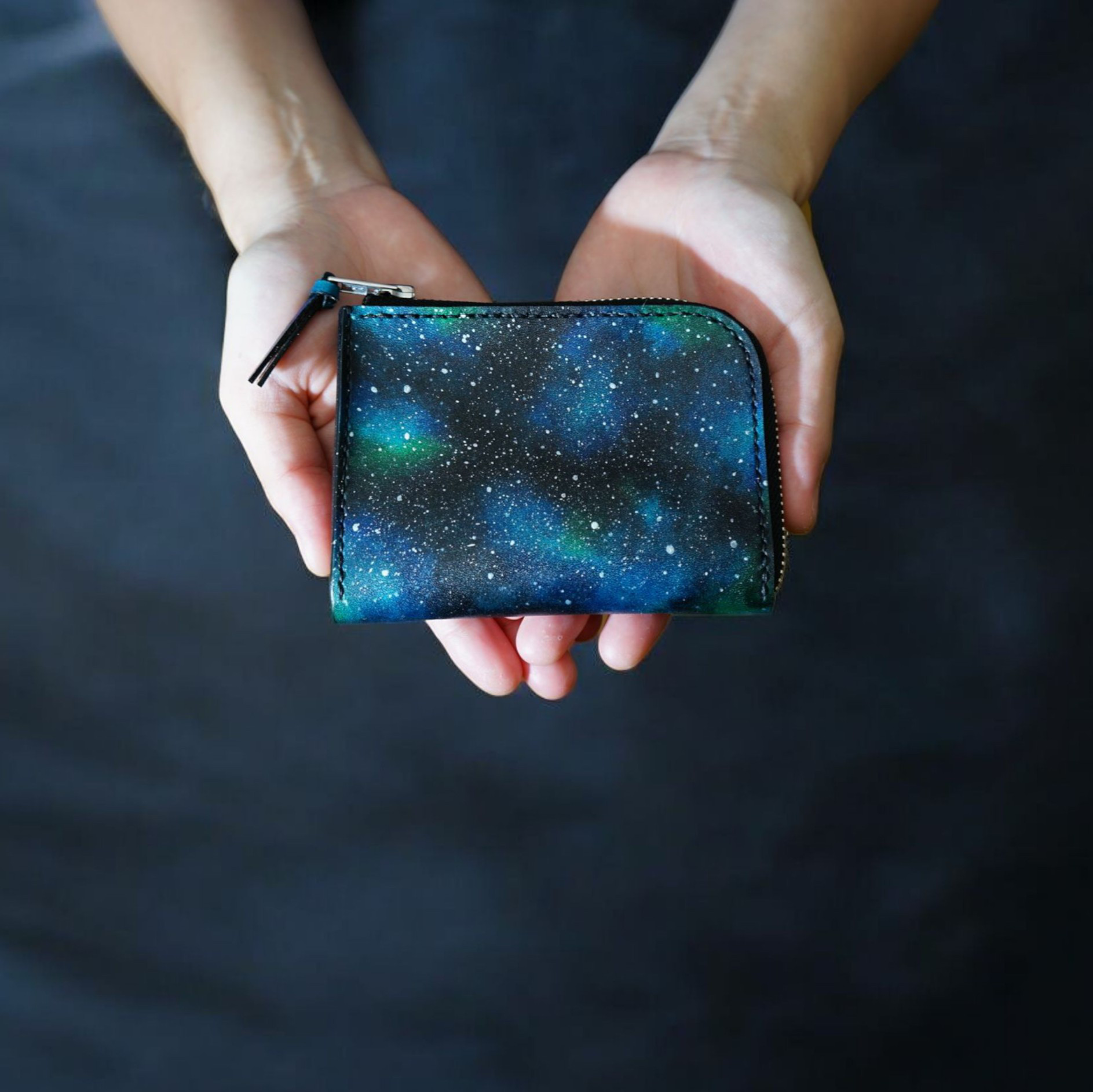 『星の銀河シリーズ』星のカケラ舞う銀河のコンパクトウォレット  レザー 革小物 コンパクト財布 財布 宇宙 銀河 星