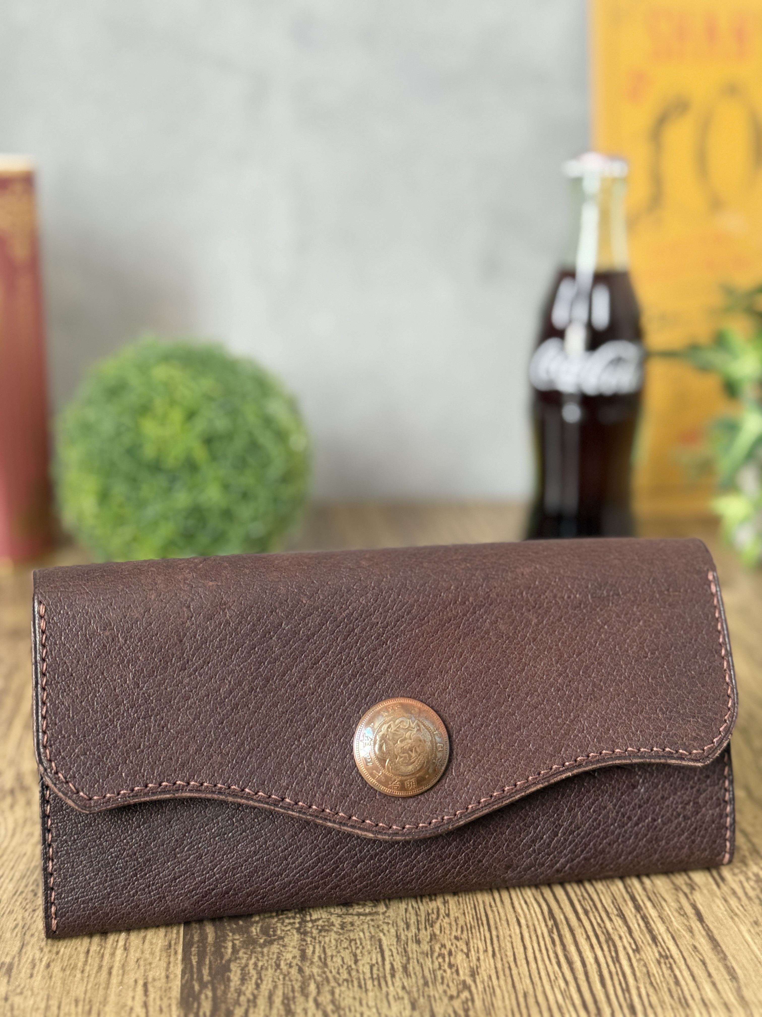 軽くて傷に負けない総手縫いの猪革の長財布 ― 猪突猛進 ― 内装馬革／古銭コンチョ