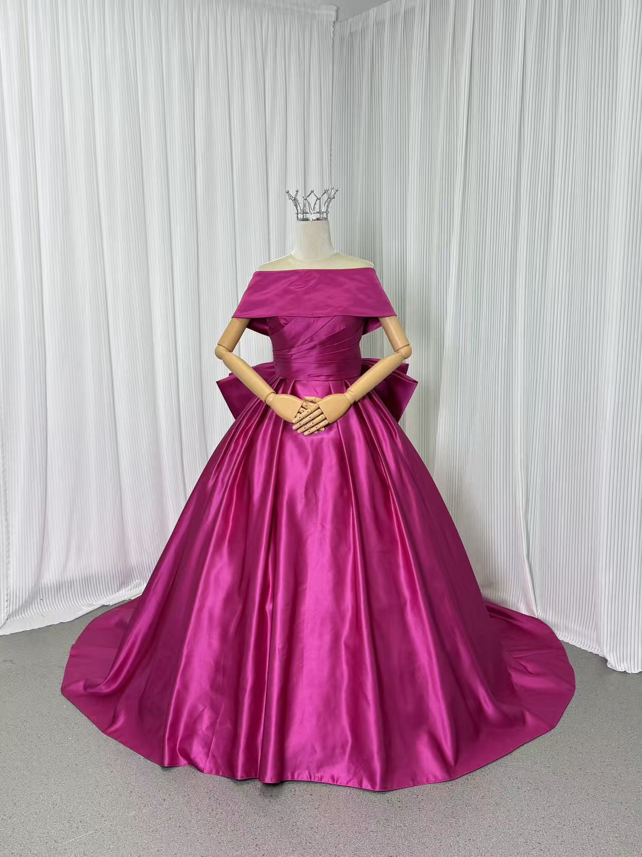 送料無料！カラードレス ビビッドピンク オフショルダー ふっくら柔らかなバックリボン 光沢サテン プリンセスライン 花嫁
