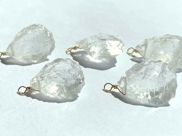 【天然石チャーム】クリスタル 14kgf　1個　ハンドメイド素材 3枚目の画像