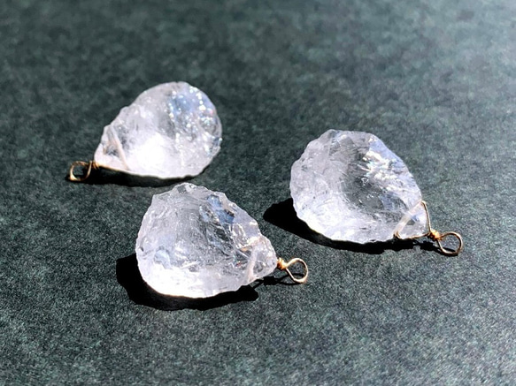 【天然石チャーム】クリスタル 14kgf　1個　ハンドメイド素材 1枚目の画像