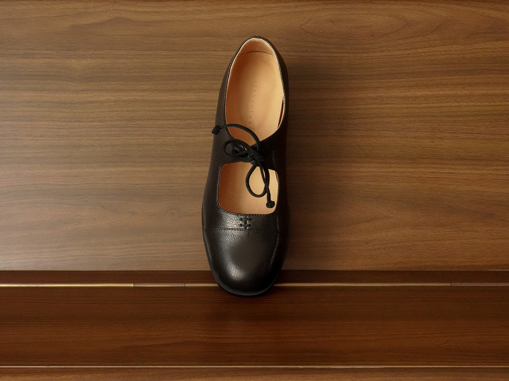 エレガントで柔らかなスクエアトゥレースアップラムレザーフラットシューズ（黒）