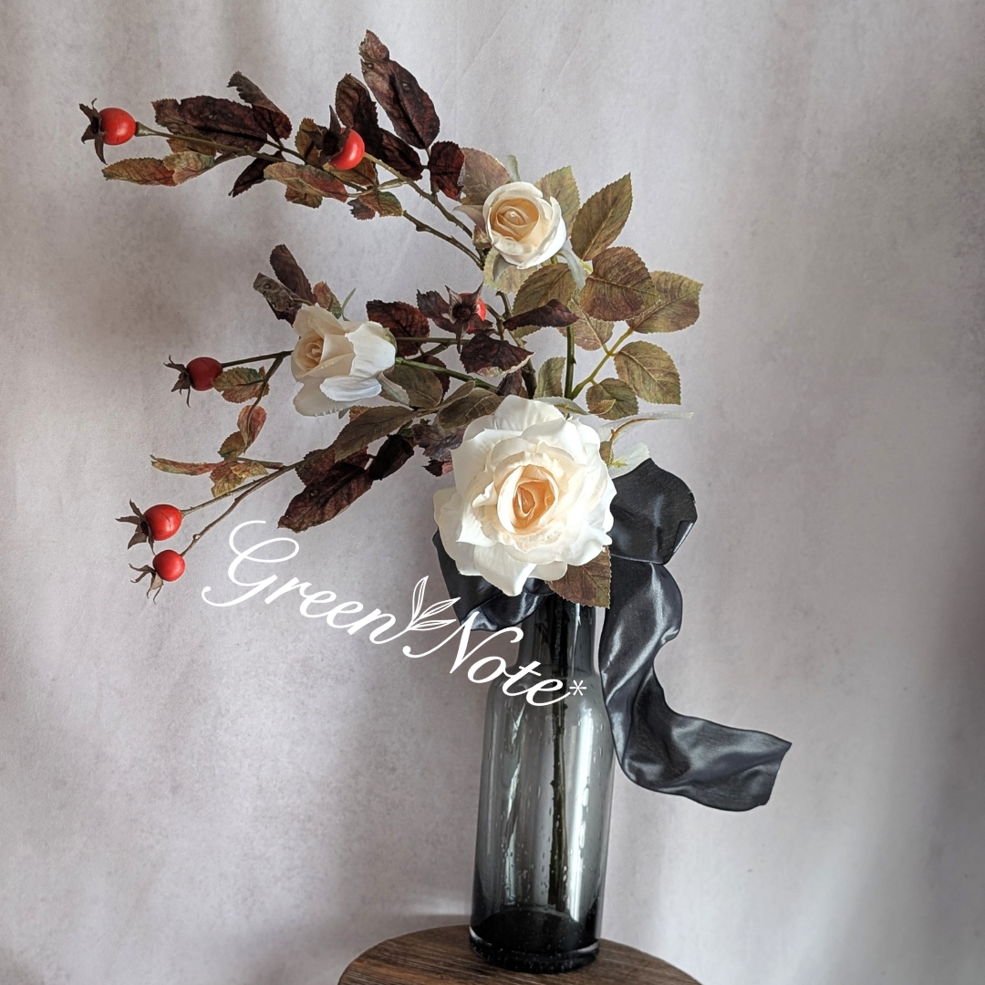 ガラスベース付きだから嬉しい！クリームホワイトの薔薇とローズヒップ　フランスリボンのアーティフィシャルフラワーアレンジ
