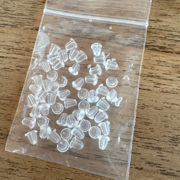 シリコンキャッチ ピアスキャッチ 大量 セット おまとめ クリア透明樹脂キャッチ 1枚目の画像