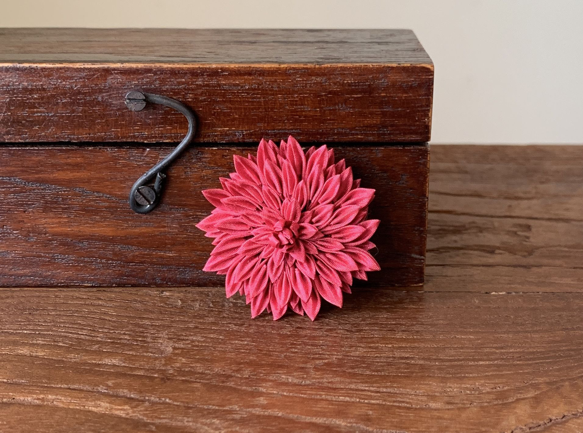 つまみ細工ブローチ ペンダントトップ2WAY ダークレッド シルク