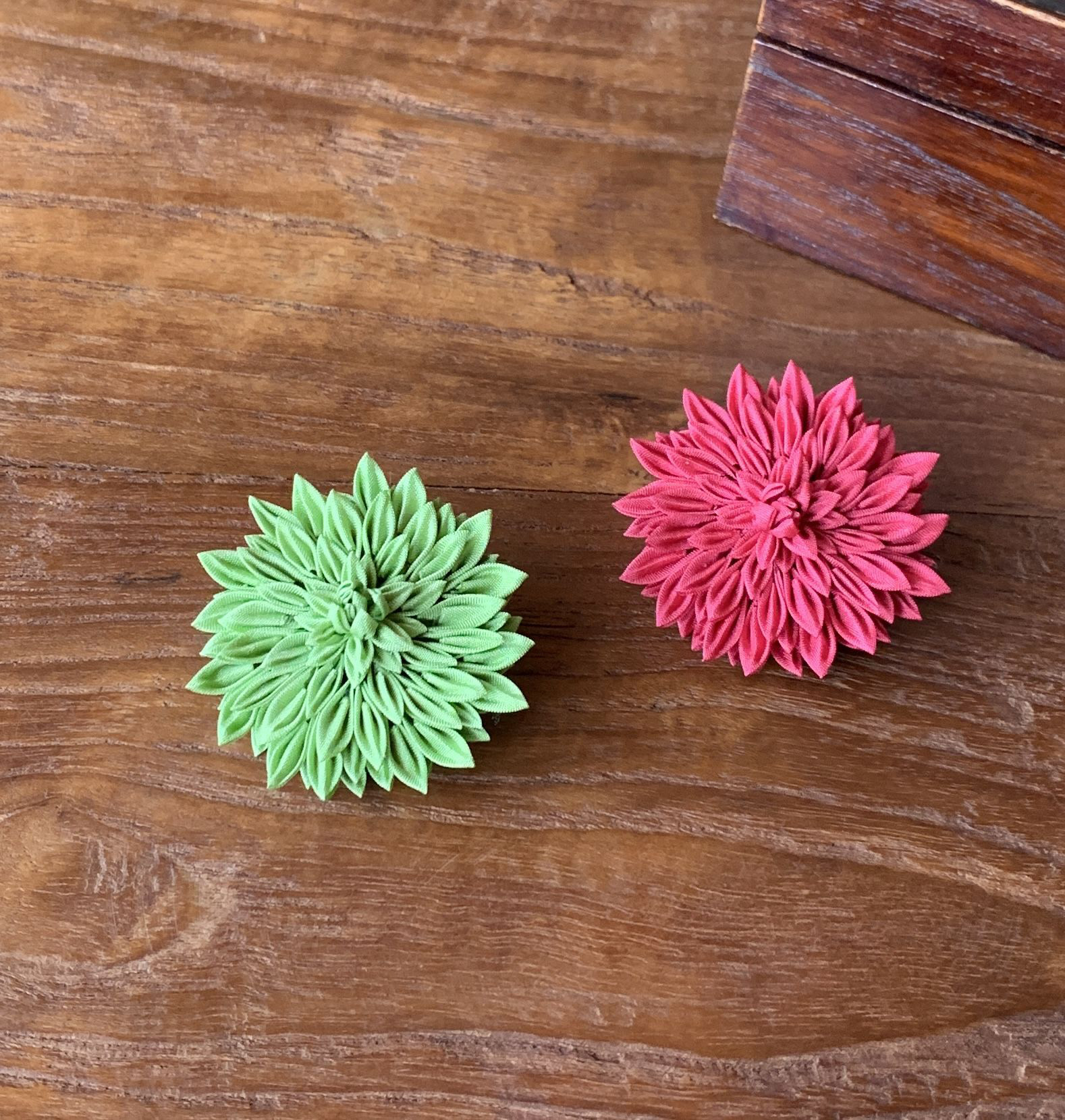 つまみ細工ブローチ ペンダントトップ2WAY ダークレッド シルク