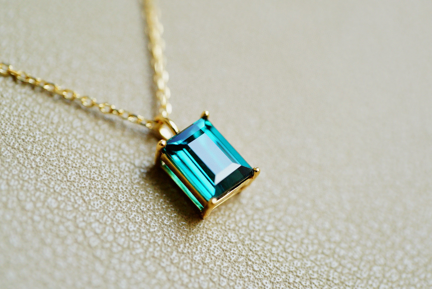 「絶美」K18  天然ブルートルマリン　上品　幸運  友情　希望　10月誕生石　希少　ペンダントのみ　1.35ct