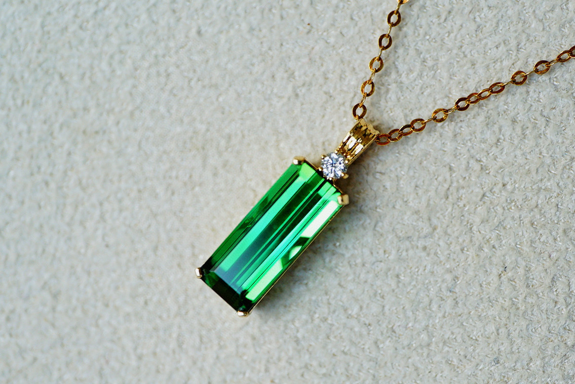 「絶美」K18  天然グリーントルマリン　上品　幸運　友情　希望　10月誕生石　希少　ペンダントのみ 3.25ct