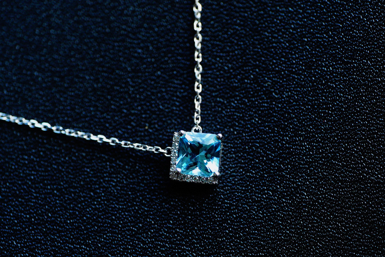 「シンプル」K18  天然サンタマリアアクアマリン　ネックレスハート　 3月誕生石