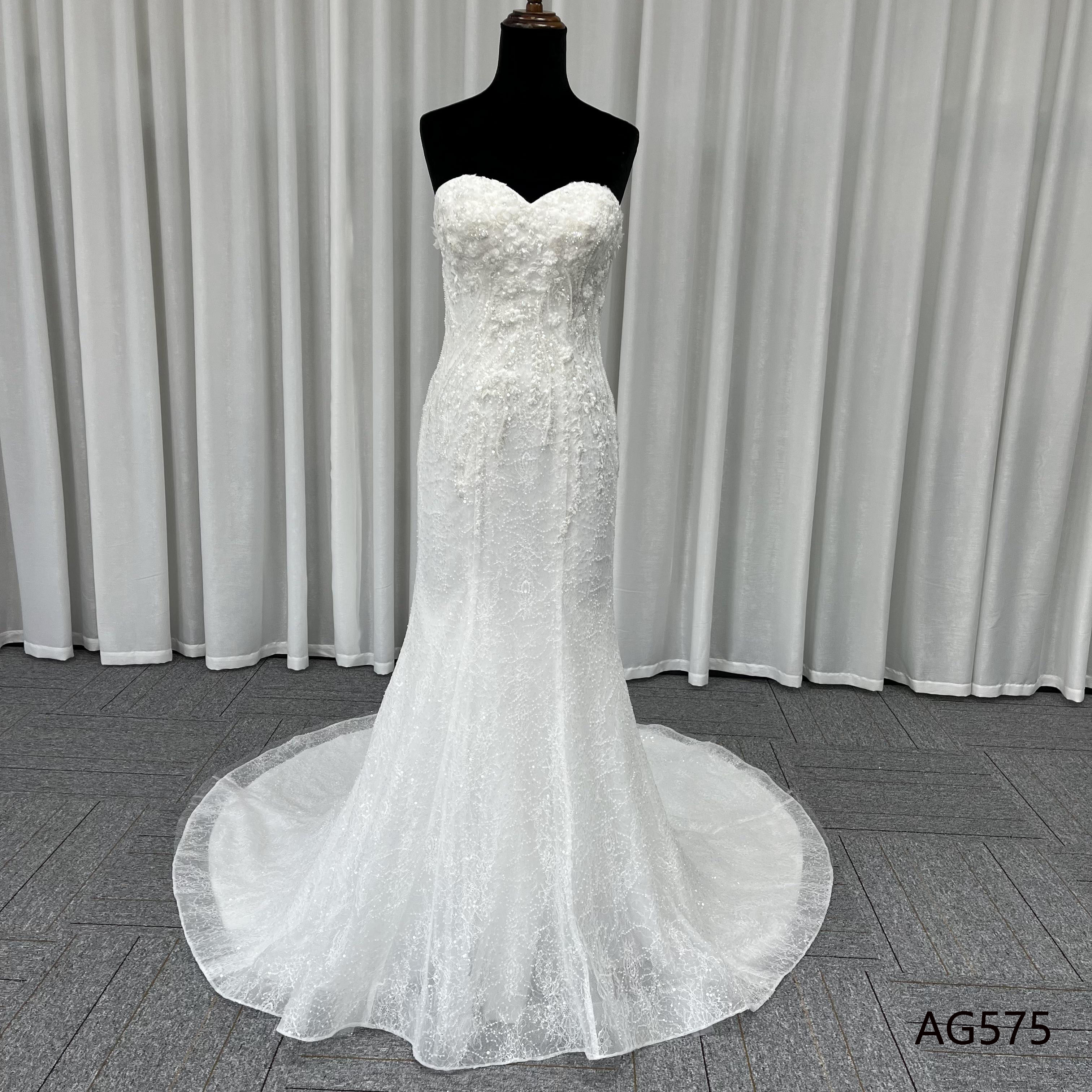 最新品位　小花レース　ホワイトウェディングドレス　ノースリーブ　目立つ　上品　袖無し　ロングトレーン　タイトスカート挙式