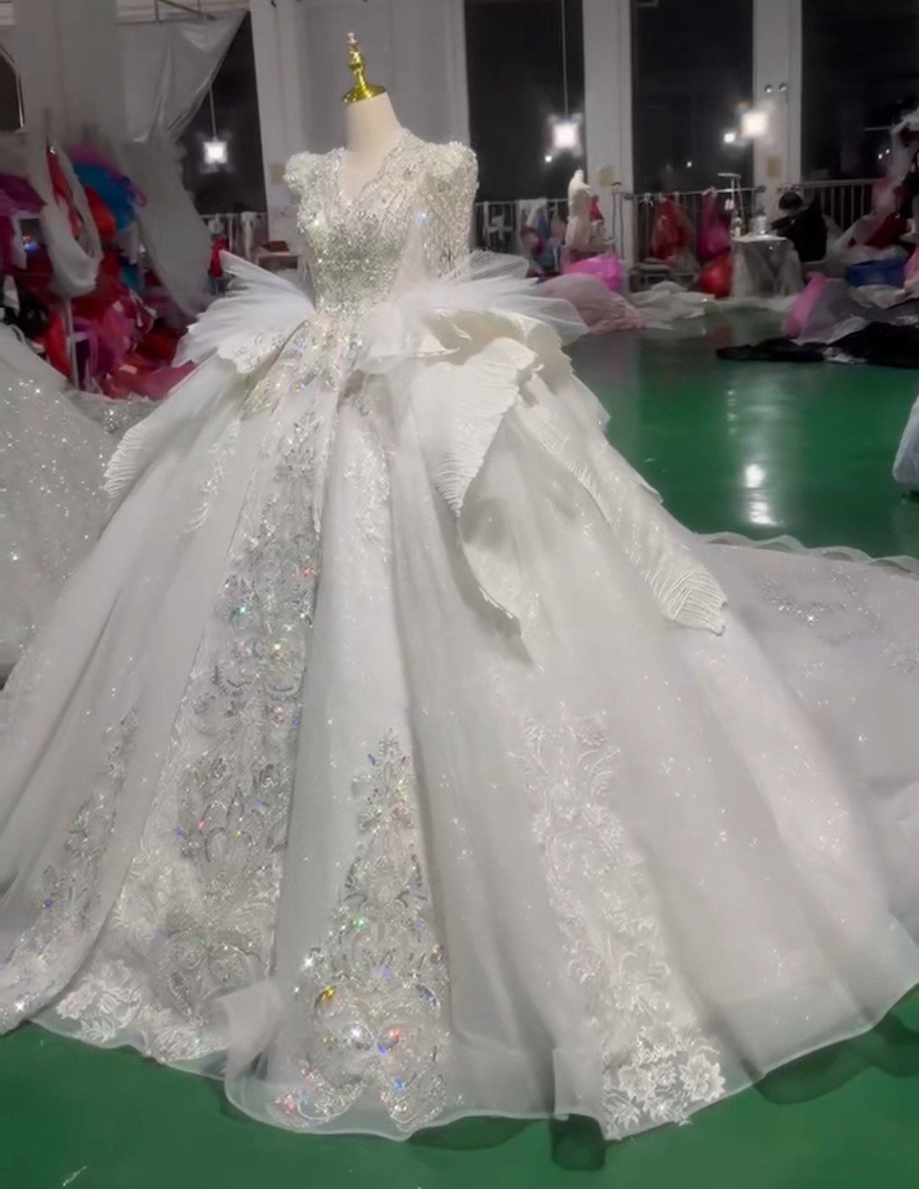 素材感を際立つ　vネック　キラキラレース　可憐な刺繍　優雅　長袖　痩せて見える　美品　ふわふわチュール　ブライダル前撮り