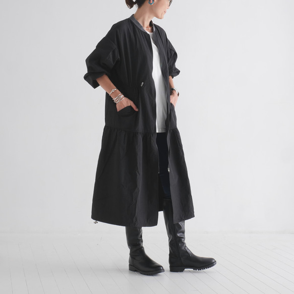 完美適逢換季，時尚休閒。抽繩可調式輪廓。層疊夾克。黑色。 第4張的照片