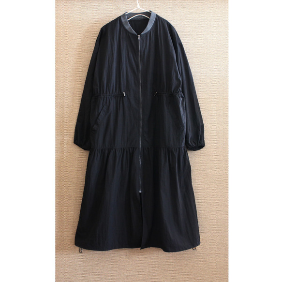 完美適逢換季，時尚休閒。抽繩可調式輪廓。層疊夾克。黑色。 第8張的照片