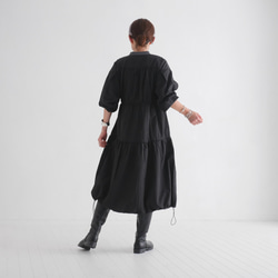 完美適逢換季，時尚休閒。抽繩可調式輪廓。層疊夾克。黑色。 第7張的照片