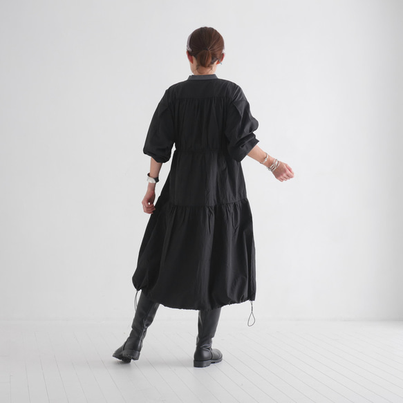 完美適逢換季，時尚休閒。抽繩可調式輪廓。層疊夾克。黑色。 第7張的照片