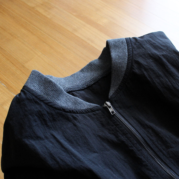 完美適逢換季，時尚休閒。抽繩可調式輪廓。層疊夾克。黑色。 第9張的照片