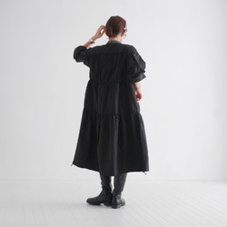 完美適逢換季，時尚休閒。抽繩可調式輪廓。層疊夾克。黑色。 第5張的照片