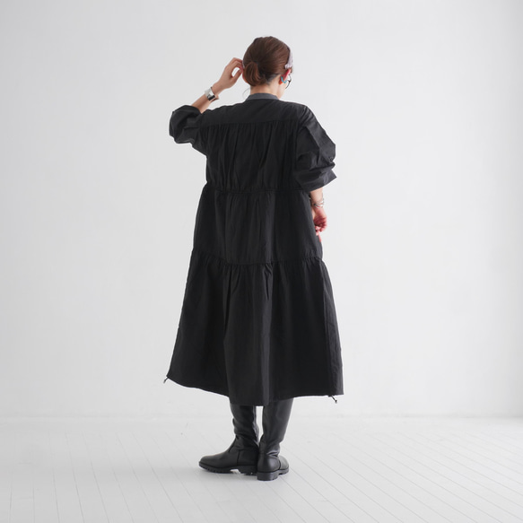 完美適逢換季，時尚休閒。抽繩可調式輪廓。層疊夾克。黑色。 第5張的照片